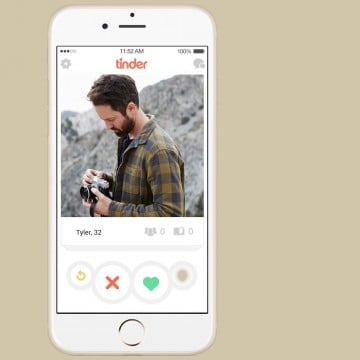 Here’s How To Take A Good Tinder Profile Pic (So You Never Get Left-Swiped Again)