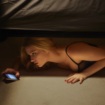 What She’s *Really* Thinking When You’re Sexting Her