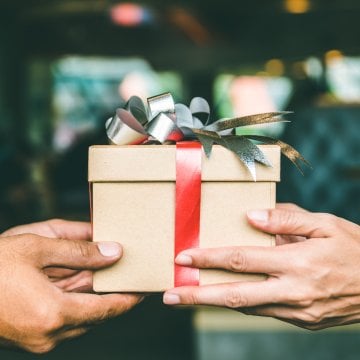 Are Gifts Necessary During the Holidays if the Relationship Is New?