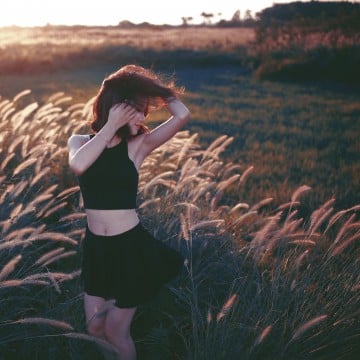 Women On Reddit Reveal Sexy, Subtle Gestures That Turn Them On