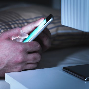 12 Sexting Errors That Won’t Get Any Man Laid, Ever