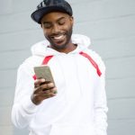 5 Signs That Someone Is Flirting With You Over Text, Revealed