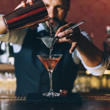 What You Should Never Do on a Date, According to Bartenders